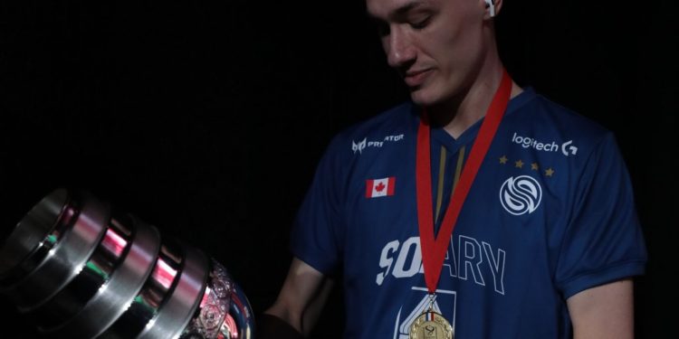 Géant, Carl Jr soulève son 5e titre de champion du monde au Stade de France !