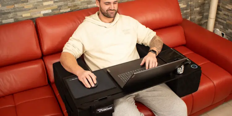 Le Couchmaster CYBOSS de chez nerdytec, le support indispensable pour les gamers et les télétravailleurs 