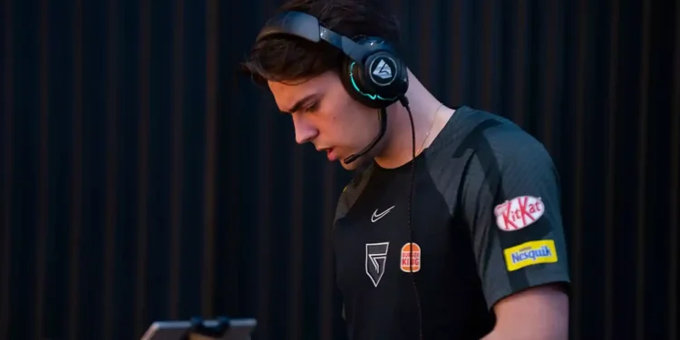 LFL : Vitality.Bee au complet avec Stend