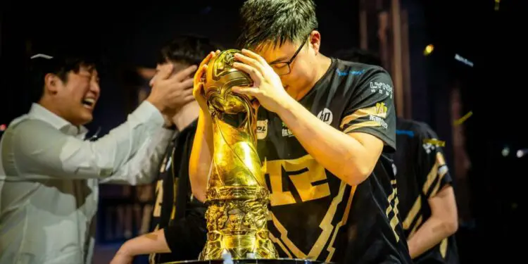 Uzi rejoint Faker au Hall of Legends