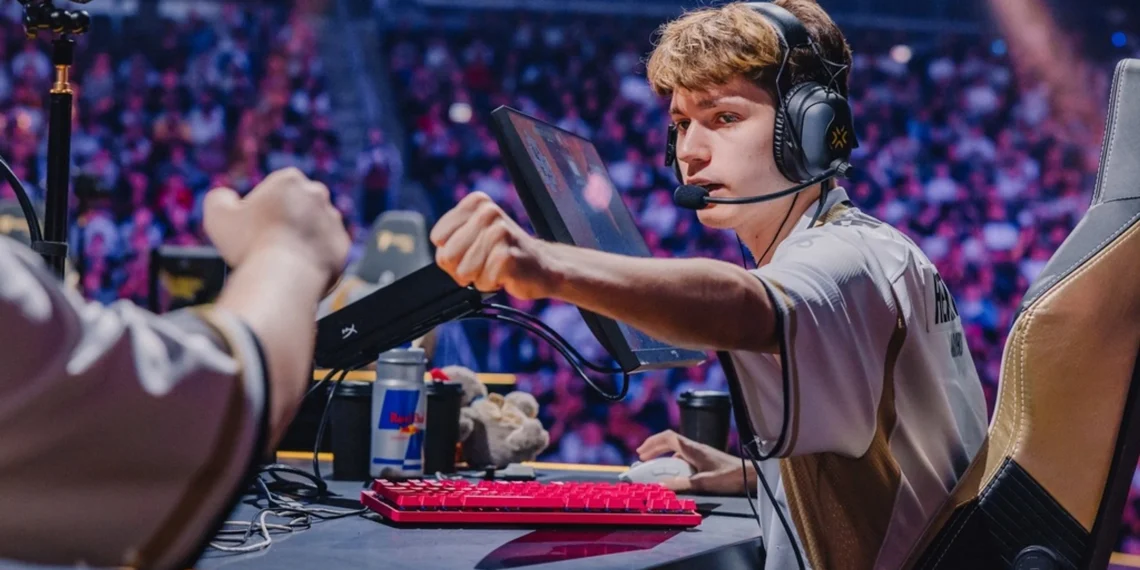 MiniBoo vers la sortie, Heretics s’active en coulisses