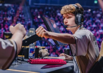 MiniBoo vers la sortie, Heretics s’active en coulisses