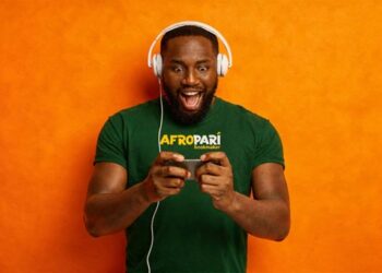 Homme joue sur téléphone enthousiaste