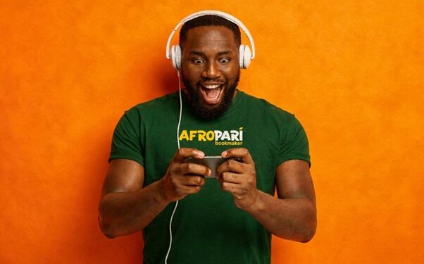 Homme joue sur téléphone enthousiaste